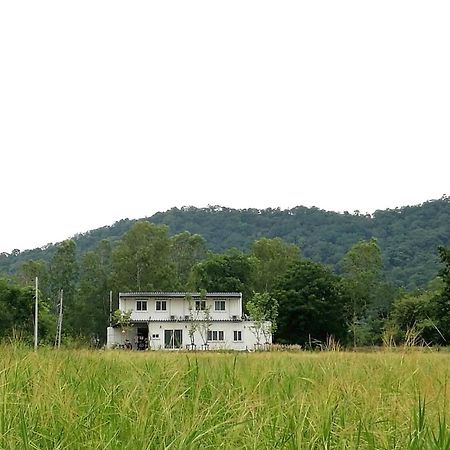 บ้าน Guh Uthai Thani Bagian luar foto
